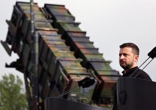 Vodimire Jensky fica em frente a um sistema patriótico de mísseis anti-aercraft em Mechenberg, Alemanha, em 7 de junho de 2021.